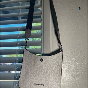 cute adorable Marc jacobs crossbody purse ! super easy to style with :)